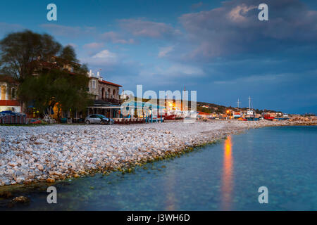 Maisons sur la côte dans la ville de Pythagorio sur l'île de Samos, Grèce. Banque D'Images