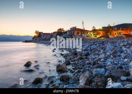 Maisons sur la côte dans la ville de Pythagorio sur l'île de Samos, Grèce. Banque D'Images