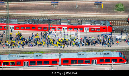 BVB fans sur le S-Bahn de la gare principale de Dortmund, de fer rouge, S-Bahn, Dortmund, Ruhr, Rhénanie du Nord-Westphalie, Allemagne,BVB-Fans auf dem S-Bahnbahnste Banque D'Images