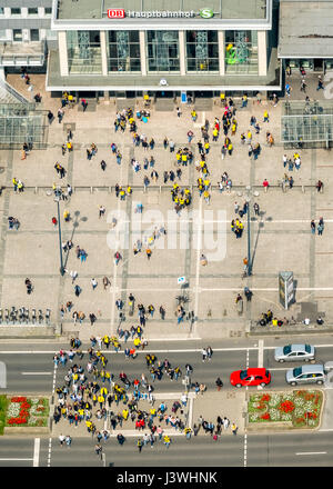 BVB fans en face de la gare principale de Dortmund, sur le chemin du stade, Dortmund, Ruhr, Rhénanie du Nord-Westphalie, Allemagne,BVB-Fans vor dem Dortm Banque D'Images