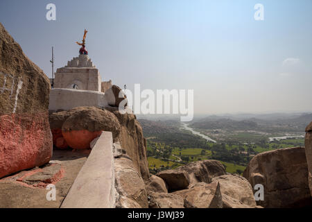 Vue depuis les collines Anjaneya dans Hampi, Karnataka, Inde. Hampi village vue à l'arrière-plan. Banque D'Images