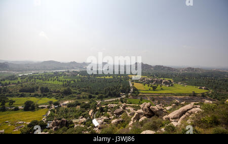 Vue depuis les collines Anjaneya dans Hampi, Karnataka, Inde. Hampi village vue à l'arrière-plan. Banque D'Images