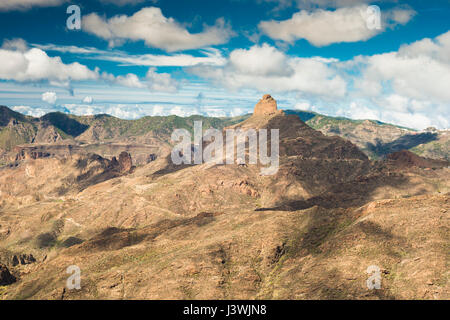 Vue vers l'ouest vers le bas le Barranco de Tejeda, à partir de Timagada, Gran Canaria, vers l'emblématique rocheux de Roque Bentayga Banque D'Images