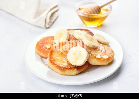 Crêpes au fromage blanc avec des tranches de banane et de miel Banque D'Images