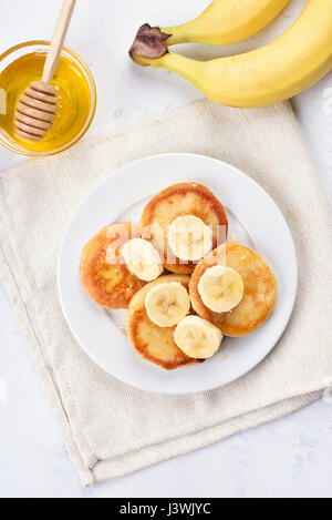 Petit déjeuner avec crêpes au fromage blanc, vue du dessus Banque D'Images