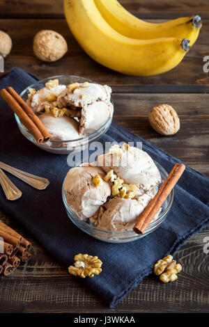 Végétalien premières sain et banane glace à la cannelle (icecream, nicecream) avec garniture noyer - régime végétarien sain vegan organic fruit cru délicieux Banque D'Images