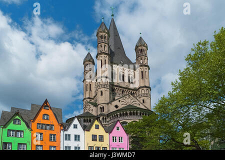 Maisons anciennes, église St Martin, Cologne, Allemagne. Façade de bâtiments colorés dans la vieille ville de Cologne sur le Rhin. Bel'archit Banque D'Images