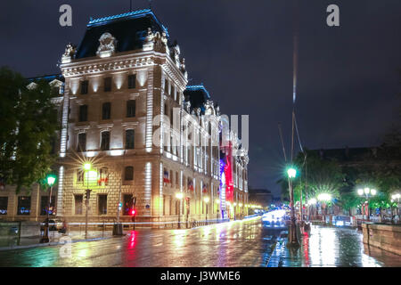 Le palais de la Préfecture de Police de Paris à rainy night- France. Banque D'Images