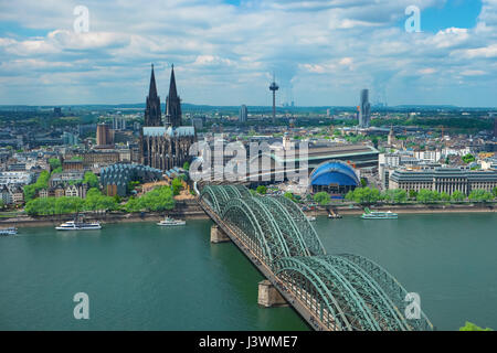 Des toits de la cathédrale de Cologne avec, en Allemagne, en Europe. Le plus célèbre lieu visité, symbole de Cologne. Belle architecture européenne. Vue aérienne de Colo Banque D'Images