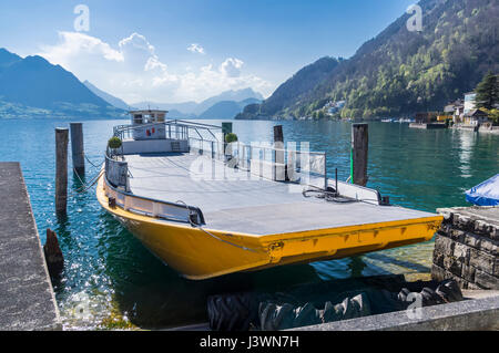 Automoteur "Republik", construit en 1908, l'amarrage à Weggis, Suisse. Ce type de bateaux à fond plat est localement dénommé 'Nauen'. Banque D'Images