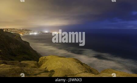 Paysage aérien panoramique vue de nuit Torrey Pines Blacks Beach, la Jolla Shores City Lights et California Coast Horizon à San Diego Gliderport Banque D'Images