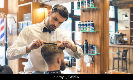 Jeune homme dans ce type de concept de service de soin de cheveux Banque D'Images