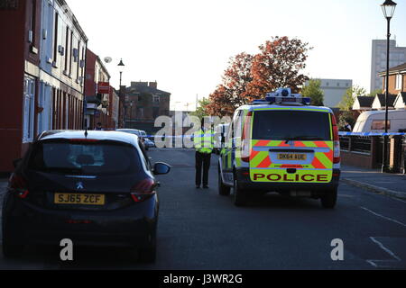 La route étroite de la police dans la rue Cockburn à Toxteth, Liverpool, après qu'une fillette de deux ans a été grièvement blessé après avoir été attaqué par des chiens dans le jardin d'une maison à Liverpool. Banque D'Images