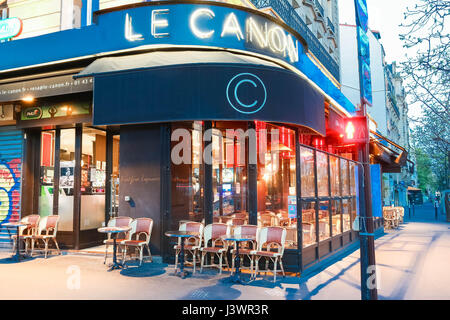 Paris, France-April 23 ,2017 : le traditionnel café parisien Le Canon situé près de la place de la Nation à Paris, France. Banque D'Images