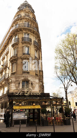 Paris, France-April 02 ,2017 : le célèbre restaurant Le Dome situé sur le boulevard Montparnasse. Banque D'Images