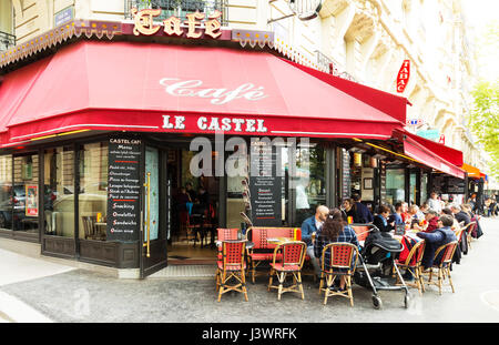 Paris, France-April 02 ,2017 : le traditionnel café parisien Le Castel situé près de la tour Eiffel à Paris, France. Banque D'Images