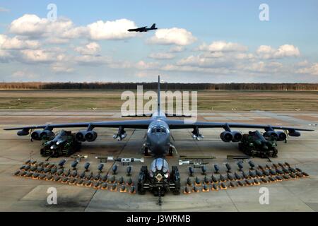 Armes à sous-munitions s'asseoir sur afficher en face du B-52H Stratofortress bombardier stratégique à la base aérienne de Barksdale le 2 février 2006 à Bossier City, en Louisiane. (Photo de Robert J. Hortsman /US Air Force par Planetpix) Banque D'Images