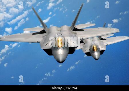 Deux USAF F-22 Raptor avion de chasse tactique furtif voler en formation sur la base aérienne d'Anderson, le 3 mars 2009 à Yigo, Guam. (Photo de Kevin J. Gruenwald/US Air Force par Planetpix) Banque D'Images