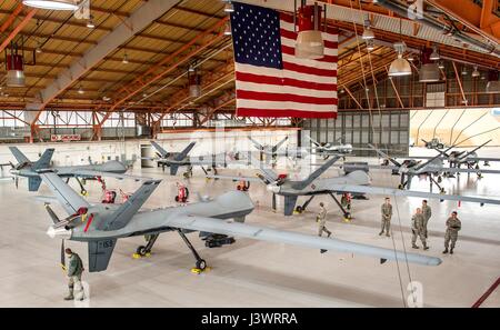 USAF MQ-9 Reaper drone avion sont alignées dans le hangar de la Base Aérienne de Holloman, 16 décembre 2016 à Alamogordo, Nouveau Mexique. (Photo par J.M. Eddins Jr./US Air Force par Planetpix) Banque D'Images