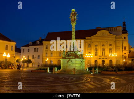 Colonne de la peste sur la place de la trinité sainte par nuit à Trnava, Slovaquie Banque D'Images