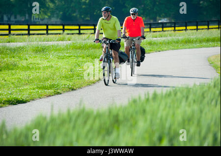 USA Virginia VA Jamestown deux hommes cyclists riding sur le sentier de la capitale de la Virginie Banque D'Images