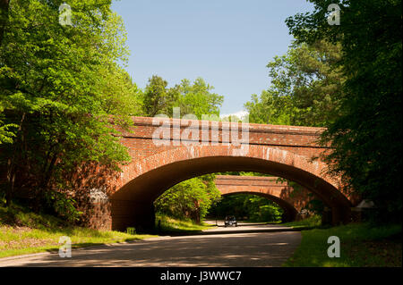 USA Virginia Triangle Historique Colonial Williamsburg Colonial Zone Parkway qui relie Jamestown Williamsburg Yorktown et brique double ponts sur road Banque D'Images