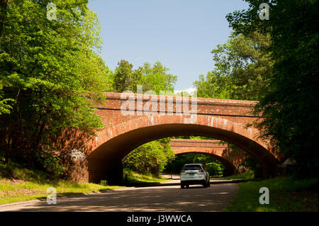 USA Virginia Triangle Historique Colonial Williamsburg Colonial Zone Parkway qui relie Jamestown Williamsburg Yorktown et brique double ponts sur road Banque D'Images