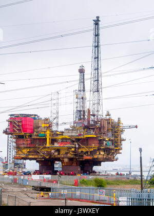 Seaton Carew Co. Durham England UK 7 mai 2017. Le haut de la coquille de pont Brant Delta Oil and Gas Offshore Production plate-forme a été retiré après quelques 40 ans de service en mer du Nord. Il a été transporté sous un seul record de 24 000 tonnes à la charge en mesure UK installation à Seaton Carew pour recyclage. La phase finale de la mer le transport était sur une péniche, et des préparatifs sont en cours aujourd'hui à déraper la plate-forme au large de la barge et sur une base de béton préparé où il sera démoli et recyclés de façon sécuritaire au cours des prochains mois Banque D'Images