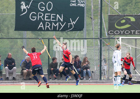 Waterloo, Belgique. 7 mai 2017 hockey play off. mens,Waterloo ducks/dragons exultation de Henri raes de dragons. crédit : leo cavallo/Alamy live news Banque D'Images