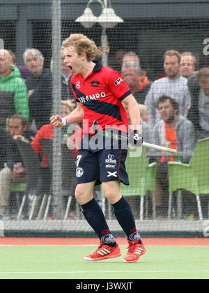 Waterloo, Belgique. 7 mai 2017 hockey play off. mens,Waterloo ducks/dragons exultation de Robert rubens des dragons crédit : leo cavallo/Alamy live news Banque D'Images