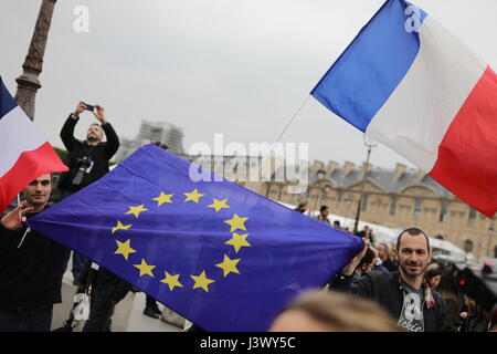 Macron supporteurs avec français et drapeaux de l'UE au Louvre à Paris, France, 7 mai 2017. Photo : Michael Kappeler/dpa Banque D'Images