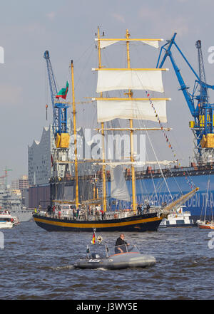 Hambourg, Allemagne. 7 mai, 2017. Une barque prend part aux célébrations du 828e anniversaire du port sur l'Elbe à Hambourg, Allemagne, le 7 mai 2017. Photo : Georg Wendt/dpa/Alamy Live News Banque D'Images