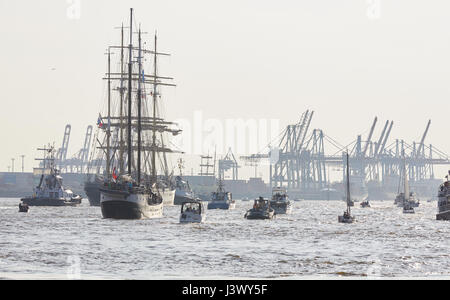 Hambourg, Allemagne. 7 mai, 2017. Divers navires participent à des célébrations du 828e anniversaire du port sur l'Elbe à Hambourg, Allemagne, le 7 mai 2017. Photo : Georg Wendt/dpa/Alamy Live News Banque D'Images