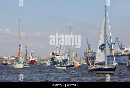 Hambourg, Allemagne. 7 mai, 2017. Bateaux à voile à prendre part à des célébrations du 828e anniversaire du port sur l'Elbe à Hambourg, Allemagne, le 7 mai 2017. Photo : Georg Wendt/dpa/Alamy Live News Banque D'Images