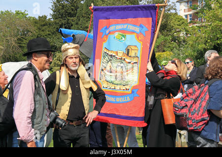 Festival de la Sardine d'eau douce ébullition. Puits bouillonnant, Surbiton, Grand Londres, Royaume-Uni. 7 mai 2017. Langue-dans-célébration de la pêche à la sardine d'eau douce dans la Tamise avec chants marins chanté comme le puissant capture est débarqué à la Promenade de la Reine puis ont défilé à Claremont Jardins. Un barbecue de sardines, local-produire des stalles et des groupes live ce poisson complet de divertissement. Organisé pour recueillir des fonds pour les projets jeunesse. Une partie de la nourriture de Surbiton Festival. Crédit : Ian bouteille/Alamy Live News Banque D'Images