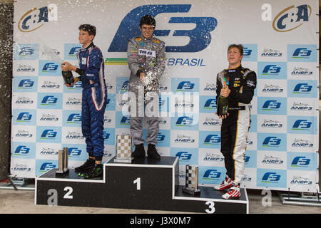 SÃO PAULO, SP - 06.05.2017 : Porsche GT 3 CUP CHALLENGE E F 3 BRASIL - podium de F 3 La deuxième étape de la Porsche GT3 Cup Empire et F-3 au Brésil sur le circuit d'Interlagos Samedi (06). (Photo : Murilo Cosenza/Fotoarena) Banque D'Images