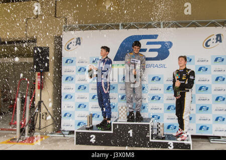 SÃO PAULO, SP - 06.05.2017 : Porsche GT 3 CUP CHALLENGE E F 3 BRASIL - podium de F 3 La deuxième étape de la Porsche GT3 Cup Empire et F-3 au Brésil sur le circuit d'Interlagos Samedi (06). (Photo : Murilo Cosenza/Fotoarena) Banque D'Images