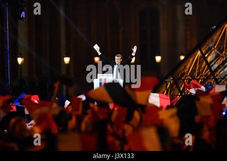 Paris, France. 7 mai, 2017. Emmanuel Macron partisans accueille en face du musée du Louvre à Paris, France, le 7 mai 2017. Candidat centriste Emmanuel Macron a remporté dimanche au second tour de l'élection présidentielle française, en battant son rival d'extrême droite, Marine Le Pen, selon les projections de l'agence de sondage publié après le vote. Crédit : Chen Yichen/Xinhua/Alamy Live News Banque D'Images