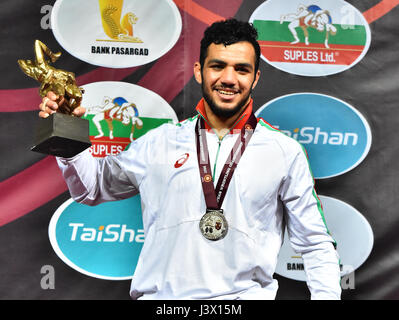 Novi Sad, Serbie. 07Th Mai, 2017. Lutteur bulgare Tarek Abdelslam a remporté la médaille d'or en style gréco-romain dans les modèles jusqu'à 75 kg à l'Wrestling Championship à Novi Sad. Dans la finale, il a gagné la Russie de Chingiz Labazanov Crédit score : Nenad Mihajlovic/Alamy Live News Banque D'Images