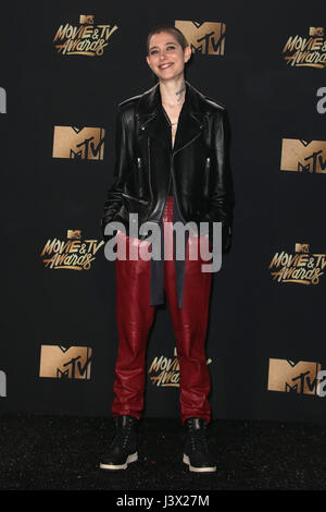 Los Angeles, CA, USA. 7 mai, 2017. Asie Kate Dillon dans la salle de presse au 2017 MTV Film et TV Awards Au Shrine Auditorium à Los Angeles, Californie le 7 mai 2017. Credit : Faye Sadou/media/Alamy Punch Live News Banque D'Images