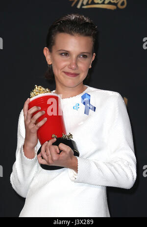 Los Angeles, CA, USA. 7 mai, 2017. Millie Bobby Brown dans la salle de presse au 2017 MTV Film et TV Awards Au Shrine Auditorium à Los Angeles, Californie le 7 mai 2017. Credit : Faye Sadou/media/Alamy Punch Live News Banque D'Images