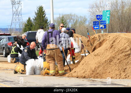 Saint-barthélemy, Québec, Canada. 7 mai, 2017. Bénévolat aider à remplir les sacs de sable au large de l'autoroute 40 dans la région de Saint-barthélemy Crédit : Richard prudhomme/Alamy Live News Banque D'Images