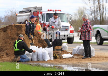 Saint-barthélemy, Québec, Canada. 7 mai, 2017. Bénévolat aider à remplir les sacs de sable au large de l'autoroute 40 dans la région de Saint-barthélemy Crédit : Richard prudhomme/Alamy Live News Banque D'Images