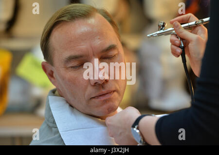 Esch-sur-Alzette, Luxembourg. 5 mai, 2017. Acteur Thomas Arnold a son maquillage appliqué sur le plateau à Esch-sur-Alzette, Luxembourg, le 5 mai 2017. Arnold joue actuellement stable pour '18 - Krieg der Traeume' (lit. "Guerre des rêves'), une série documentaire de l'ARD et ARTE diffusant sur le 100e anniversaire de la fin de la Première Guerre mondiale. Photo : Harald Tittel/dpa/Alamy Live News Banque D'Images