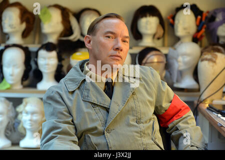 Esch-sur-Alzette, Luxembourg. 5 mai, 2017. Acteur Thomas Arnold pose au cours d'une pause sur le plateau à Esch-sur-Alzette, Luxembourg, le 5 mai 2017. Arnold joue actuellement stable pour '18 - Krieg der Traeume' (lit. "Guerre des rêves'), une série documentaire de l'ARD et ARTE diffusant sur le 100e anniversaire de la fin de la Première Guerre mondiale. Photo : Harald Tittel/dpa/Alamy Live News Banque D'Images