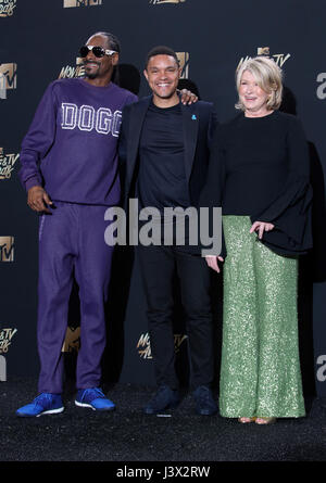 Los Angeles, CA, USA. 7 mai, 2017. Snoop Dogg, Trevor Noah, Martha Stewart, au 2017 MTV Movie Awards - TV et salle de presse Au Shrine Auditorium en Californie le 7 mai 2017. Credit : Fs/media/Alamy Punch Live News Banque D'Images