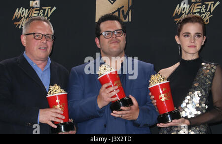 Los Angeles, CA, USA. 7 mai, 2017. Bill Condon, Josh Gad, Emma Watson, au 2017 MTV Movie Awards - TV et salle de presse Au Shrine Auditorium en Californie le 7 mai 2017. Credit : Fs/media/Alamy Punch Live News Banque D'Images