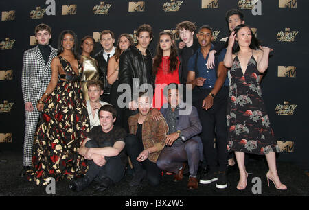 Los Angeles, CA, USA. 7 mai, 2017. Miles Heizer, Alisha Boe, Justin Prentice, Ajiona Alexus, Tommy Dorfman, Katherine Langord, Devin Druid, Steven Silver, Ross Butler, Michele Selene Ang, Dylan Minnette, Christian Navarro, au 2017 MTV Movie Awards - TV et salle de presse Au Shrine Auditorium en Californie le 7 mai 2017. Credit : Fs/media/Alamy Punch Live News Banque D'Images