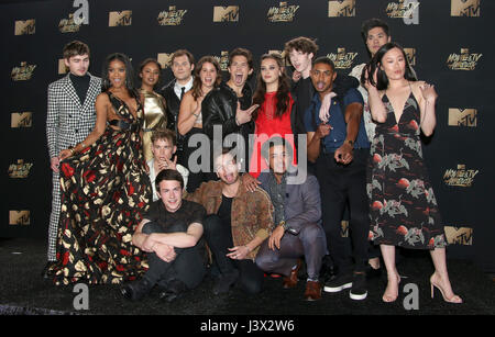 Los Angeles, CA, USA. 7 mai, 2017. Miles Heizer, Alisha Boe, Justin Prentice, Ajiona Alexus, Tommy Dorfman, Katherine Langord, Devin Druid, Steven Silver, Ross Butler, Michele Selene Ang, Dylan Minnette, Christian Navarro, au 2017 MTV Movie Awards - TV et salle de presse Au Shrine Auditorium en Californie le 7 mai 2017. Credit : Fs/media/Alamy Punch Live News Banque D'Images