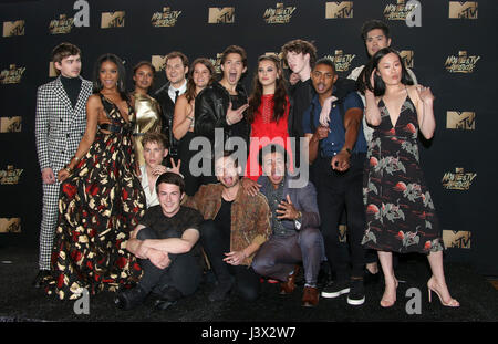 Los Angeles, CA, USA. 7 mai, 2017. Miles Heizer, Alisha Boe, Justin Prentice, Ajiona Alexus, Tommy Dorfman, Katherine Langord, Devin Druid, Steven Silver, Ross Butler, Michele Selene Ang, Dylan Minnette, Christian Navarro, au 2017 MTV Movie Awards - TV et salle de presse Au Shrine Auditorium en Californie le 7 mai 2017. Credit : Fs/media/Alamy Punch Live News Banque D'Images